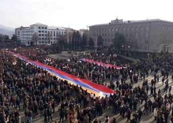 Ստեփանակերտի համաժողովրդական հանրահավաքը մեկնարկեց Տերունական աղոթքով և Արցախի թեմակալի խոսքով