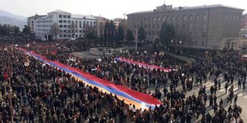 Ստեփանակերտի համաժողովրդական հանրահավաքը մեկնարկեց Տերունական աղոթքով և Արցախի թեմակալի խոսքով