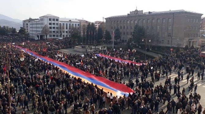 Ստեփանակերտի համաժողովրդական հանրահավաքը մեկնարկեց Տերունական աղոթքով և Արցախի թեմակալի խոսքով