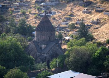 Սարահարթի վրա է ամրոցը