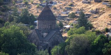 Սարահարթի վրա է ամրոցը
