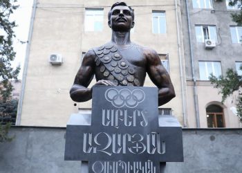 Ալբերտ Ազարյանի կիսանդրին՝ մարզադպրոցի բակում