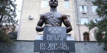 Ալբերտ Ազարյանի կիսանդրին՝ մարզադպրոցի բակում