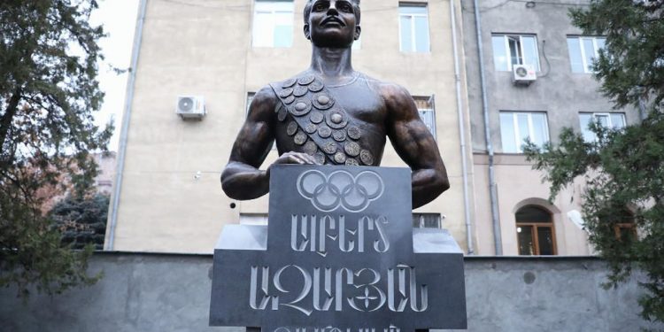 Ալբերտ Ազարյանի կիսանդրին՝ մարզադպրոցի բակում