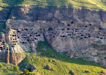 Քարանձավային քաղաք-ամրոցը՝ Թմկաբերդի հարեւանությամբ