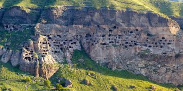 Քարանձավային քաղաք-ամրոցը՝ Թմկաբերդի հարեւանությամբ