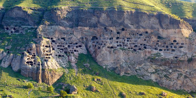 Քարանձավային քաղաք-ամրոցը՝ Թմկաբերդի հարեւանությամբ