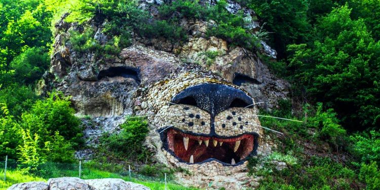 Պատմական կեղծարարությունը՝ կայսերական գործիք